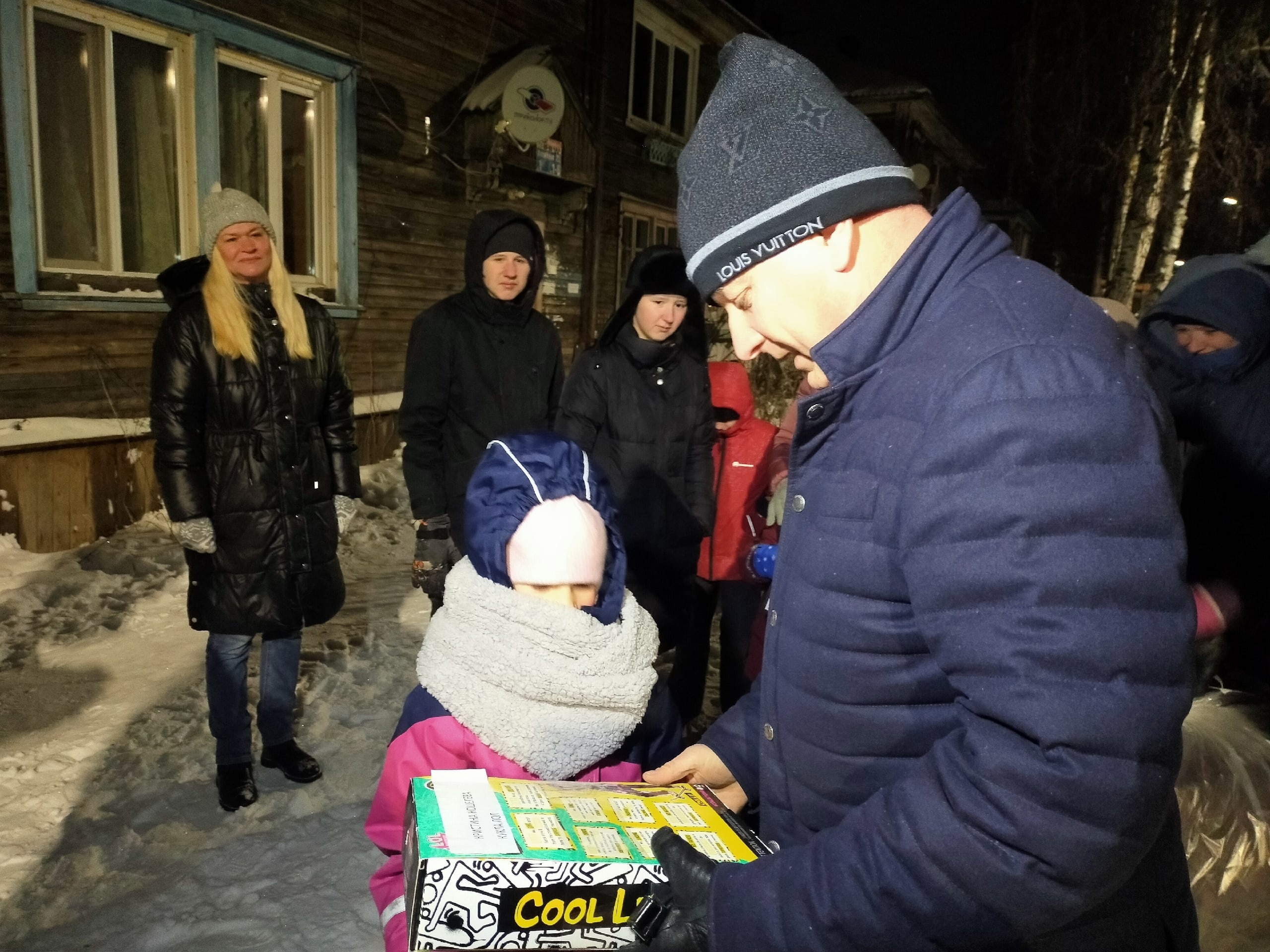 На средства депутата Фролова подарки к Новому году получили 30 семей